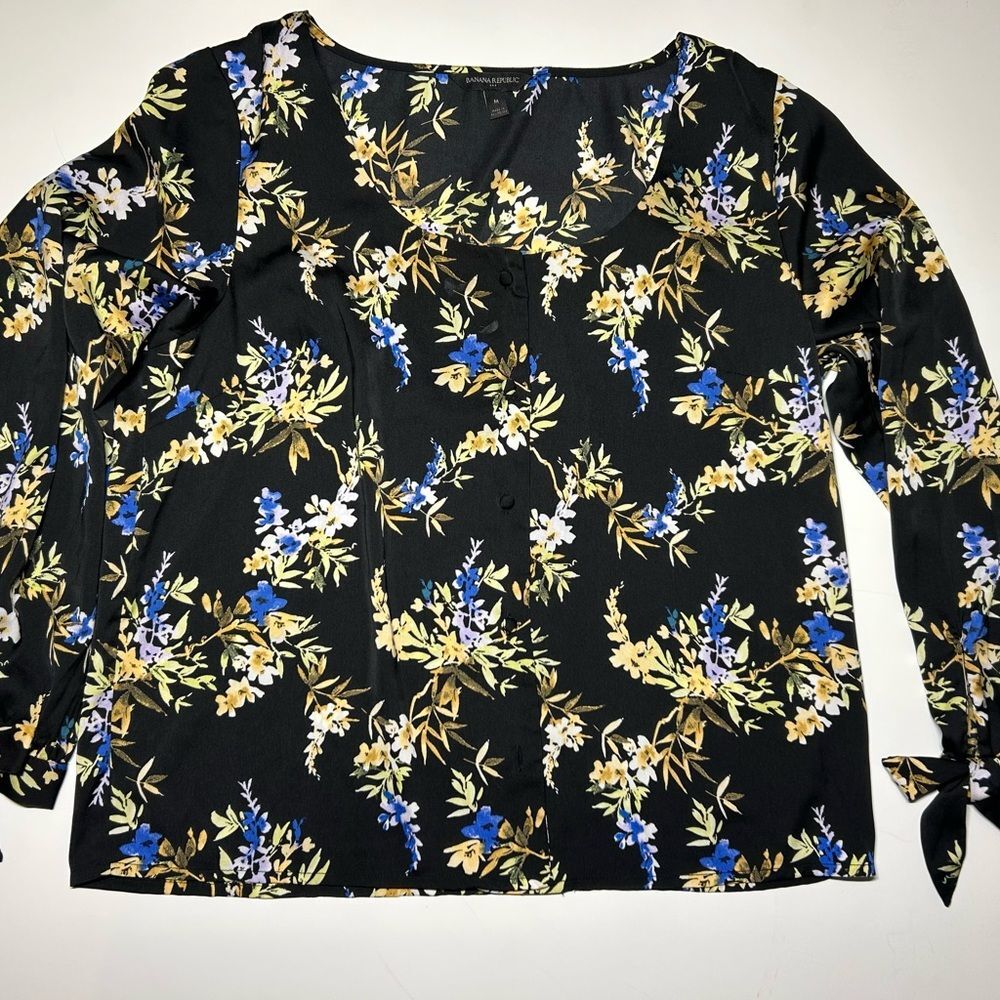 Banana Republic women’s Black floral Blouse bow cuffs button up size M Medium